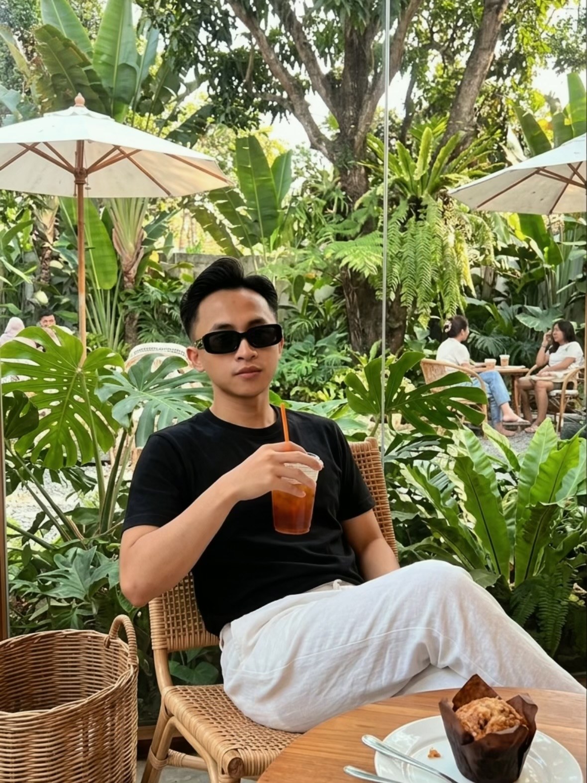 Rihulcz dalam suasana cafe garden